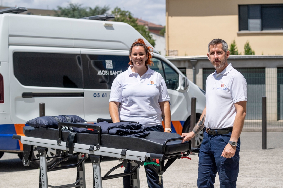 Photo illustrant deux professionnels de santé travaillant pour Mobi Santé et assurant le transport sanitaire pour le compte de la clinique des minimes