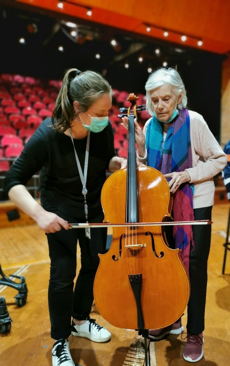 Photo illustrant une patiente et une musicienne de l'orchestre national de toulouse, en train de jouer du violoncelle, dans le cadre du programme d'activités de la clinique des minimes