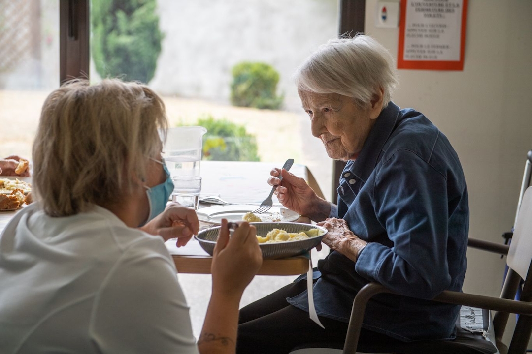 Photo illustrant une patiente en train de manger son repas du midi avec une professionnelle de santé de la clinique des minimes