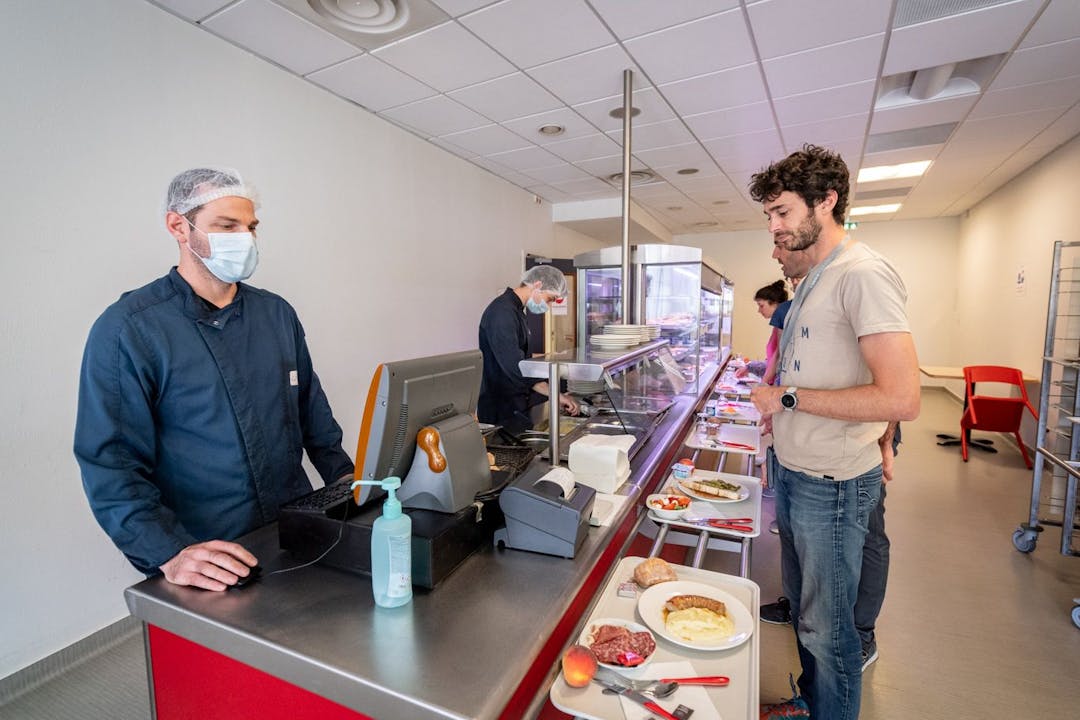Photo illustrant un accompagnant en train de commander à manger dans l'espace restauration prévu au sein de la clinique des minimes
