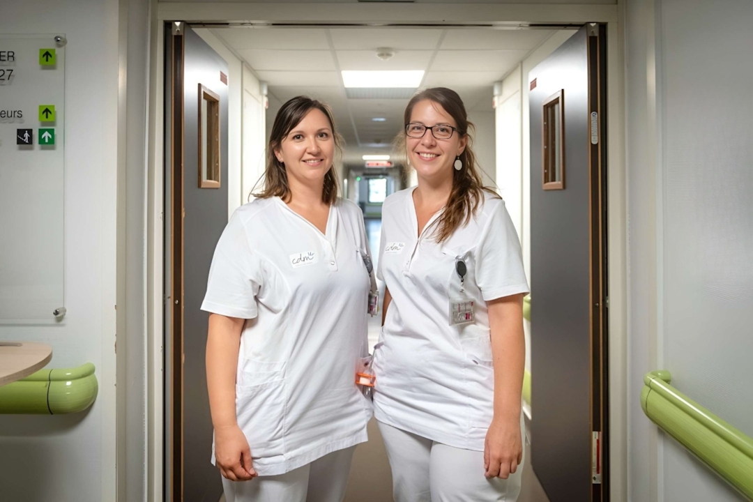 Photo illustrant deux professionnelles de santé dans les couloirs de la clinique des minimes
